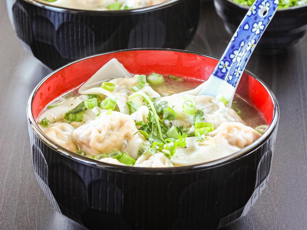 https://vforveggy.com/img/2017/05/vegetarian-wonton-soup-4_hud503271293f4543af6d46bdf0188bc79_1513000_d8e678c3a04996a1bd4239e0fdeb63a8.jpg